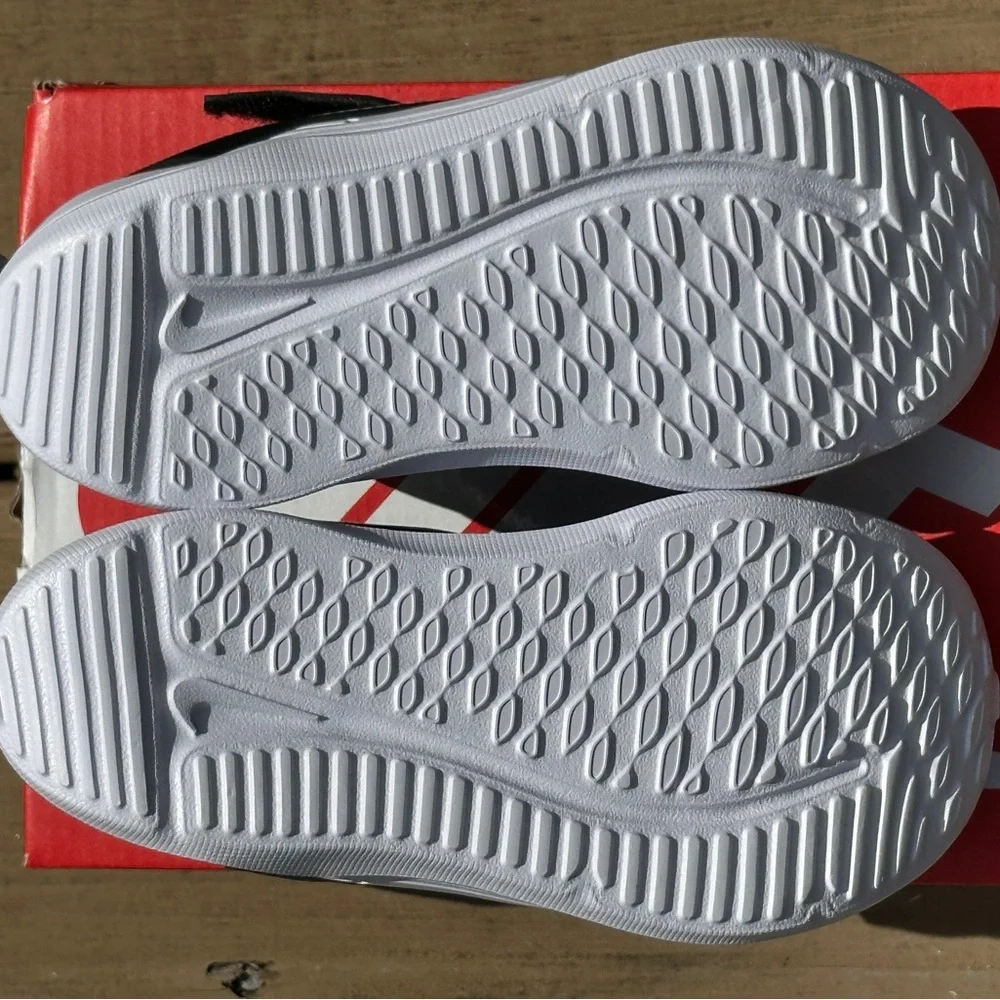 Nike Little Kid Unisex Cosmic Runner Casual Everyday Sneaker Toddler 10C NEW